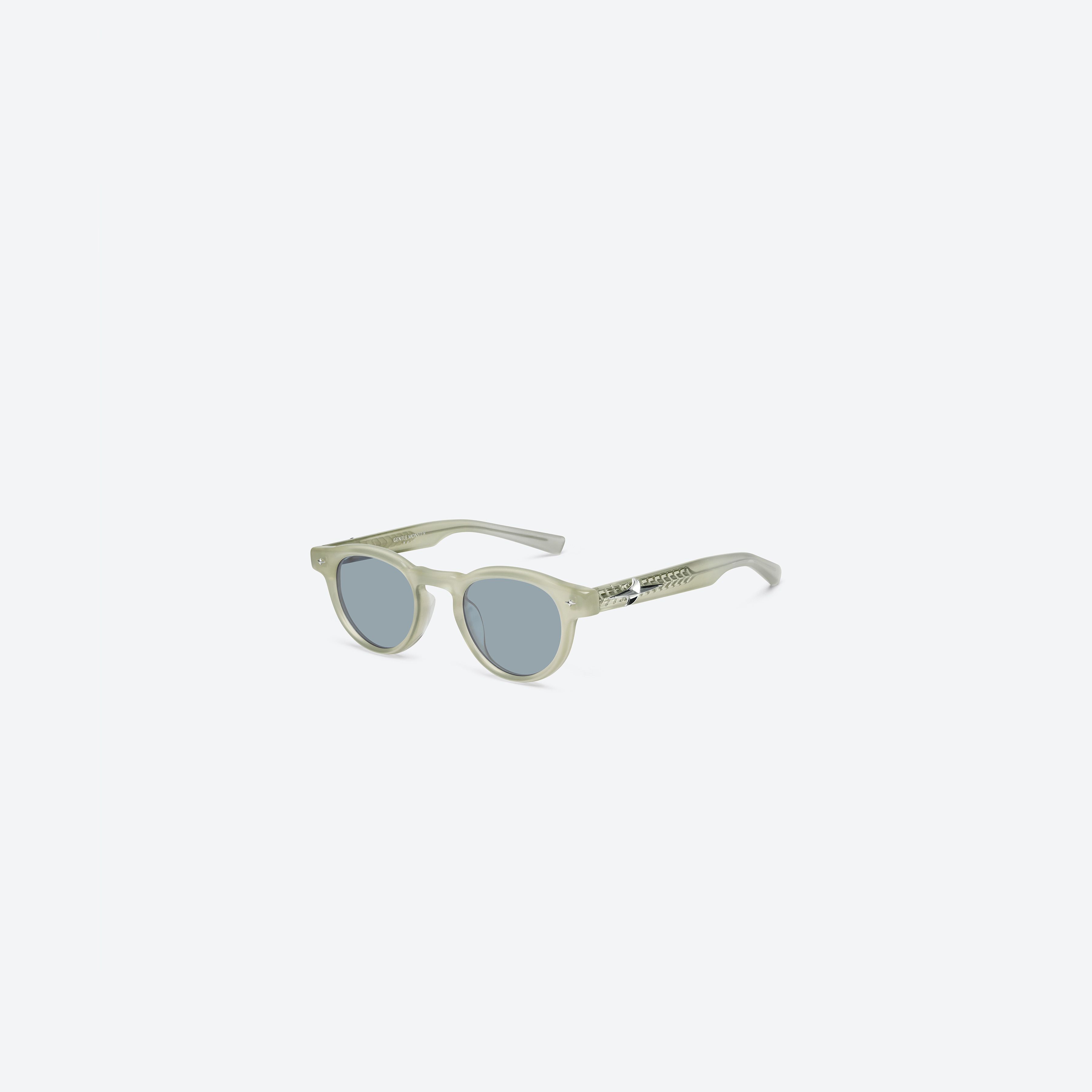 45-degree view of Gentle Monster Von IC3 Ivory Acetate framed Round glasses.