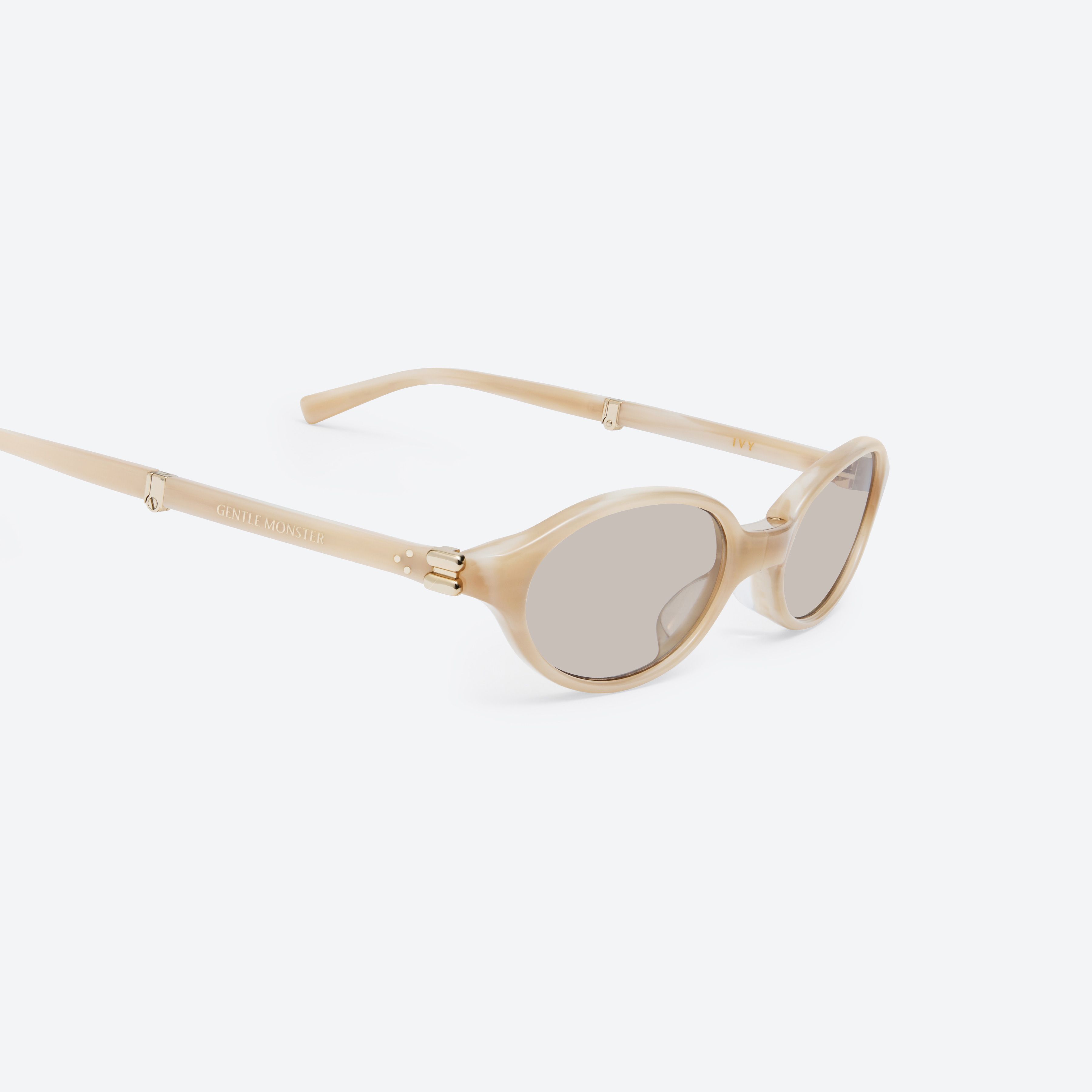 45-degree detailed view of Gentle Monster Ivy IVD1 Ivory Acetate framed Oval sunglasses.