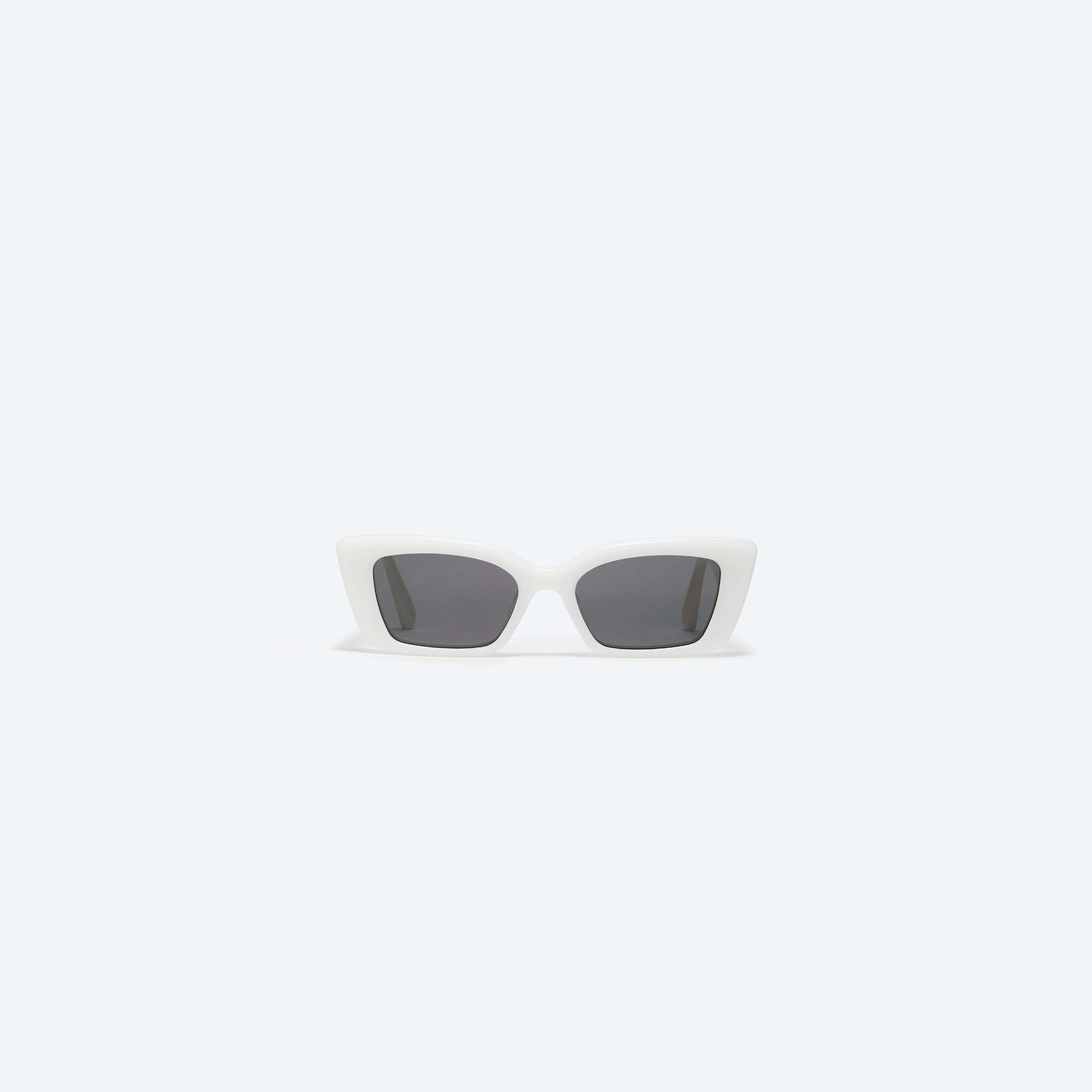A front view of Gentle Monster Jennie - La Pêche W2 White Mixed framed Square sunglasses.