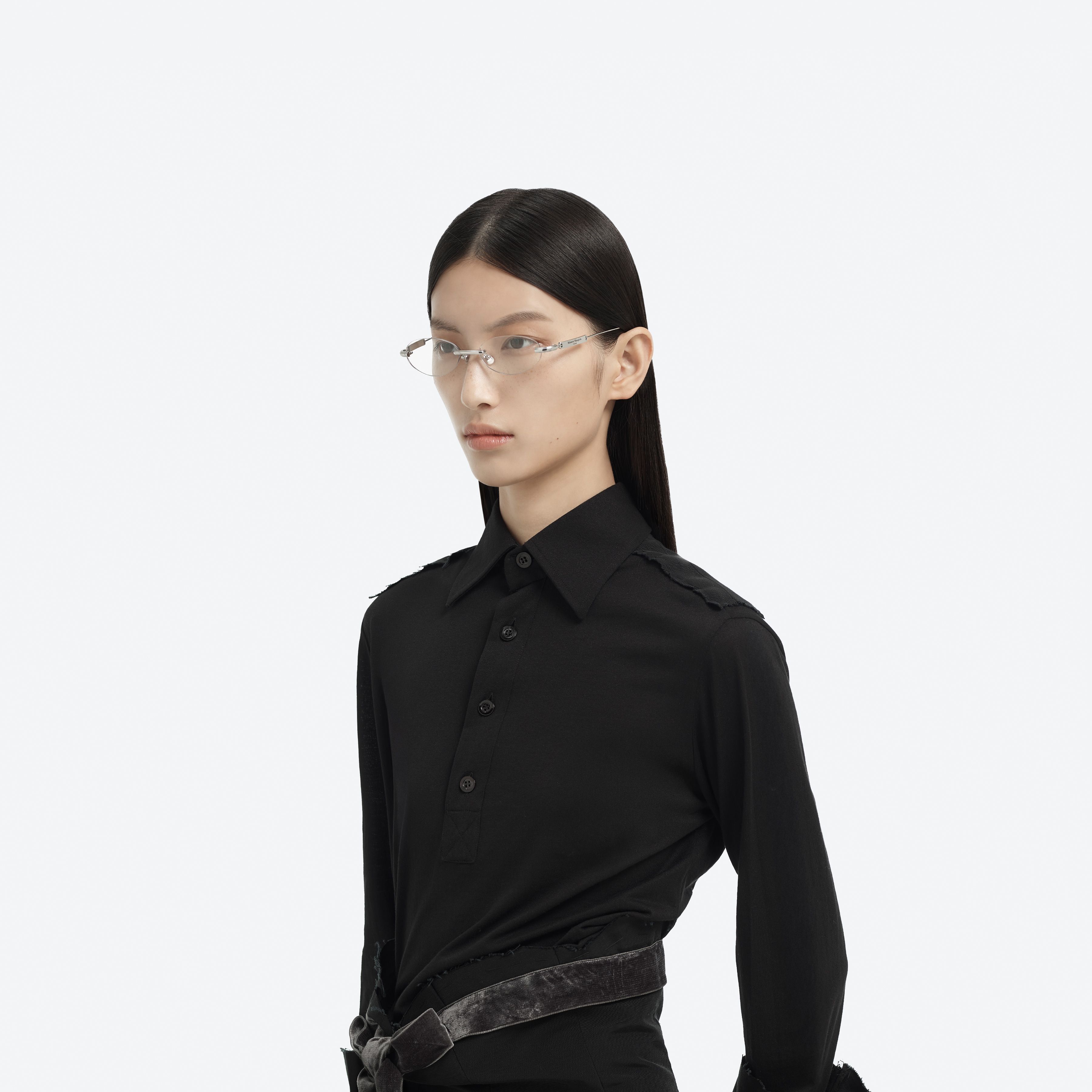 Model wearing the MM217 02 Silver Metal framed Oval glasses.