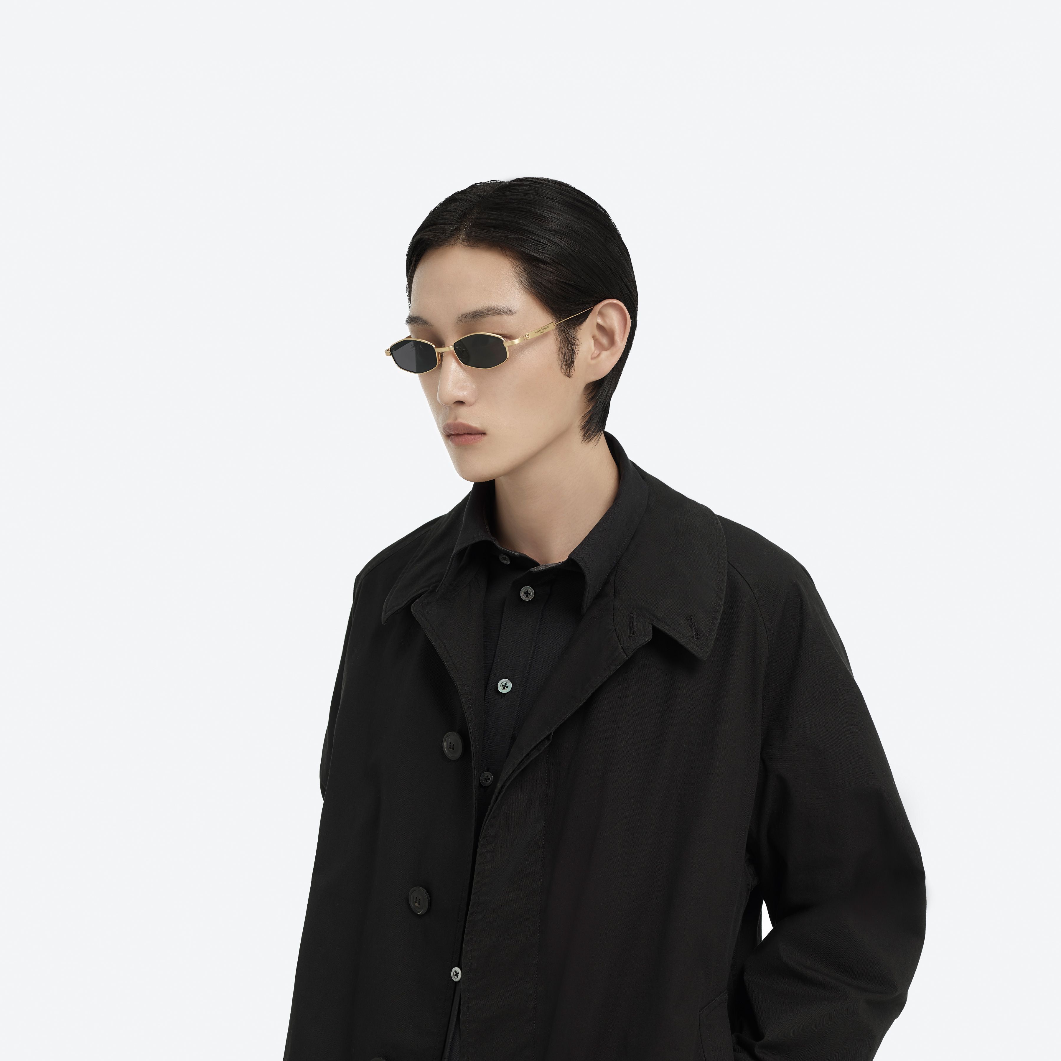 Model wearing the Maison Margiela - MM218 A030(G) Gold Metal framed Oval glasses.