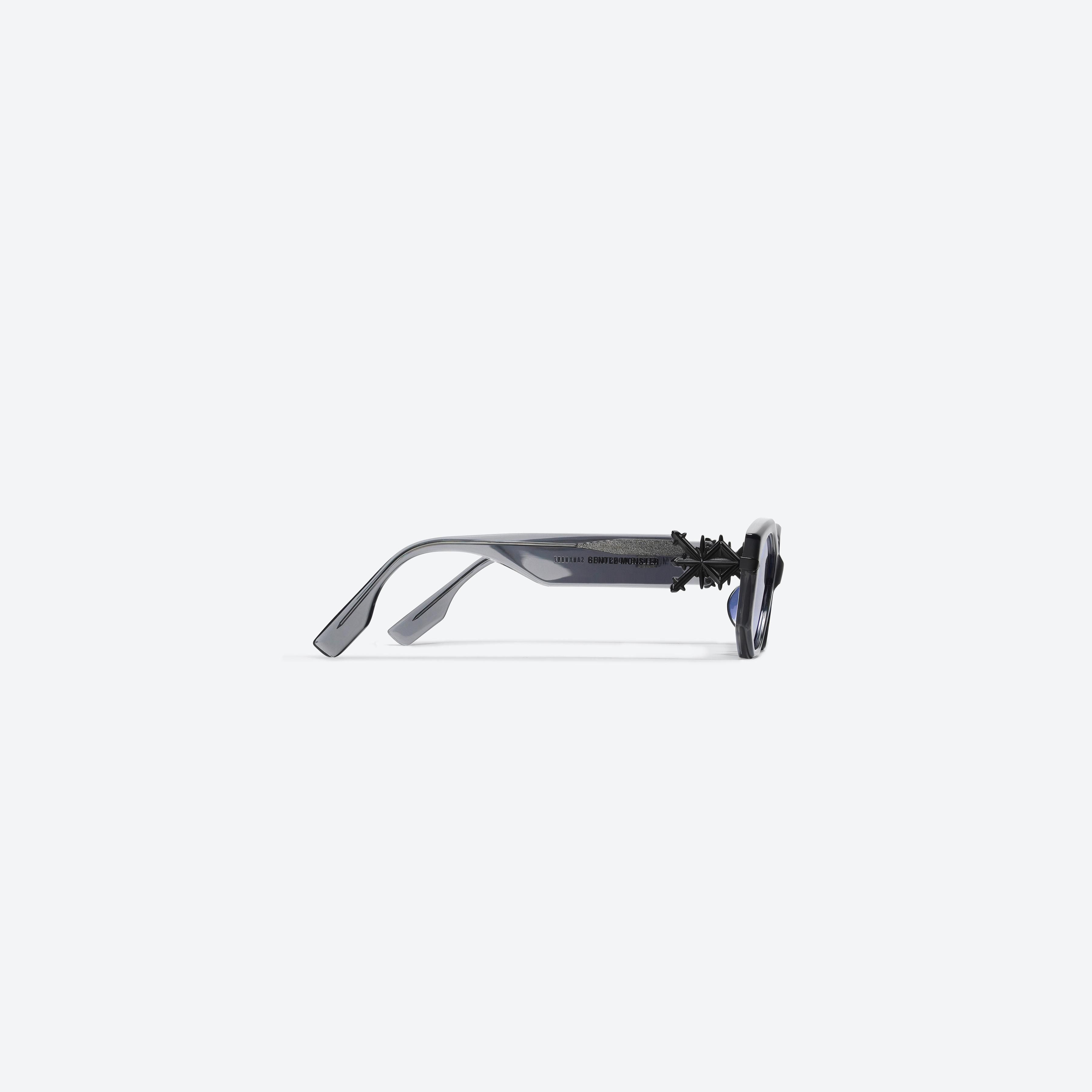 A detailed right view of Gentle Monster SANKUANZ - Cilice G1 Gray Acetate framed Cat-eye sunglasses.