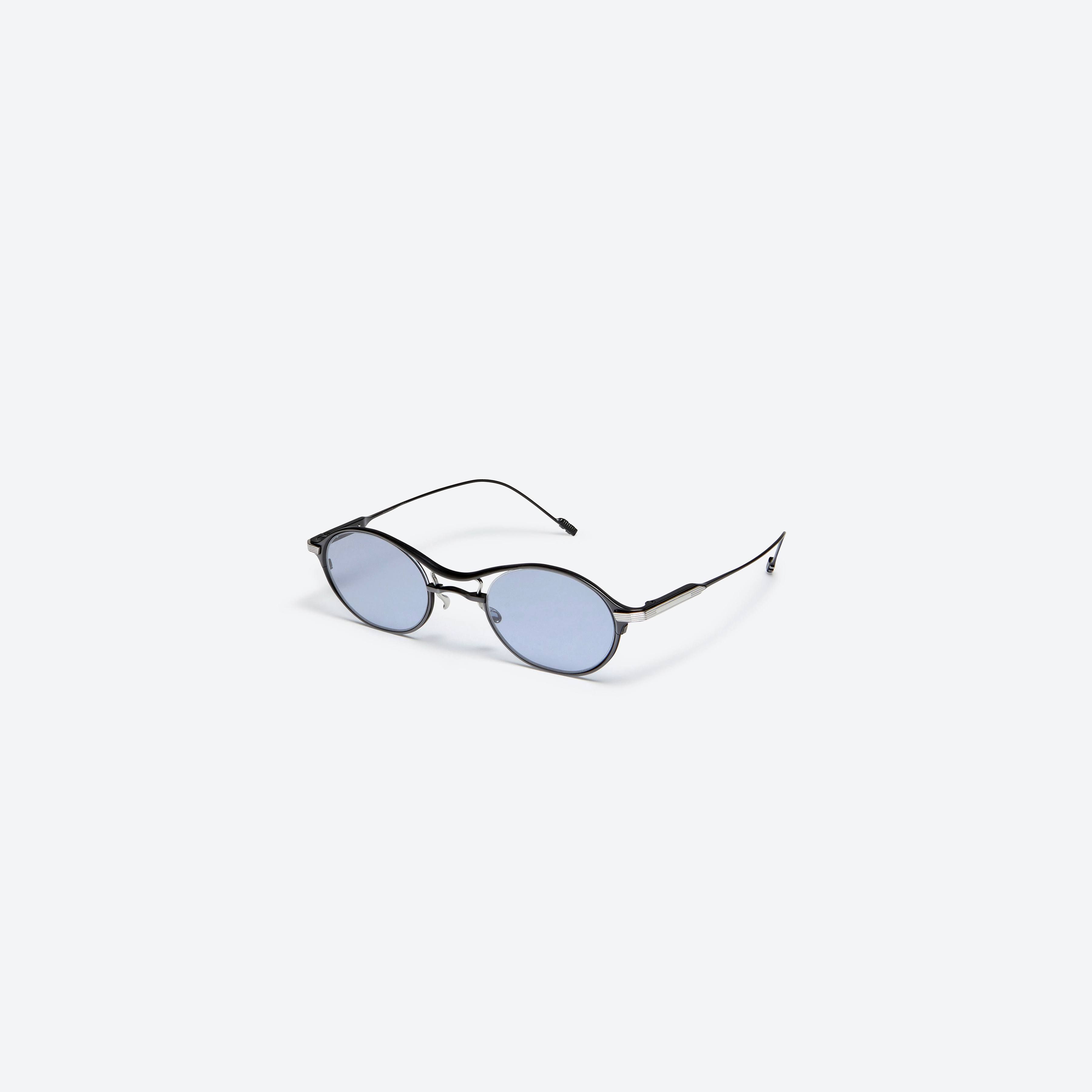 45-degree view of Gentle Monster ZITTER M01(B) Black Metal framed Oval glasses.
