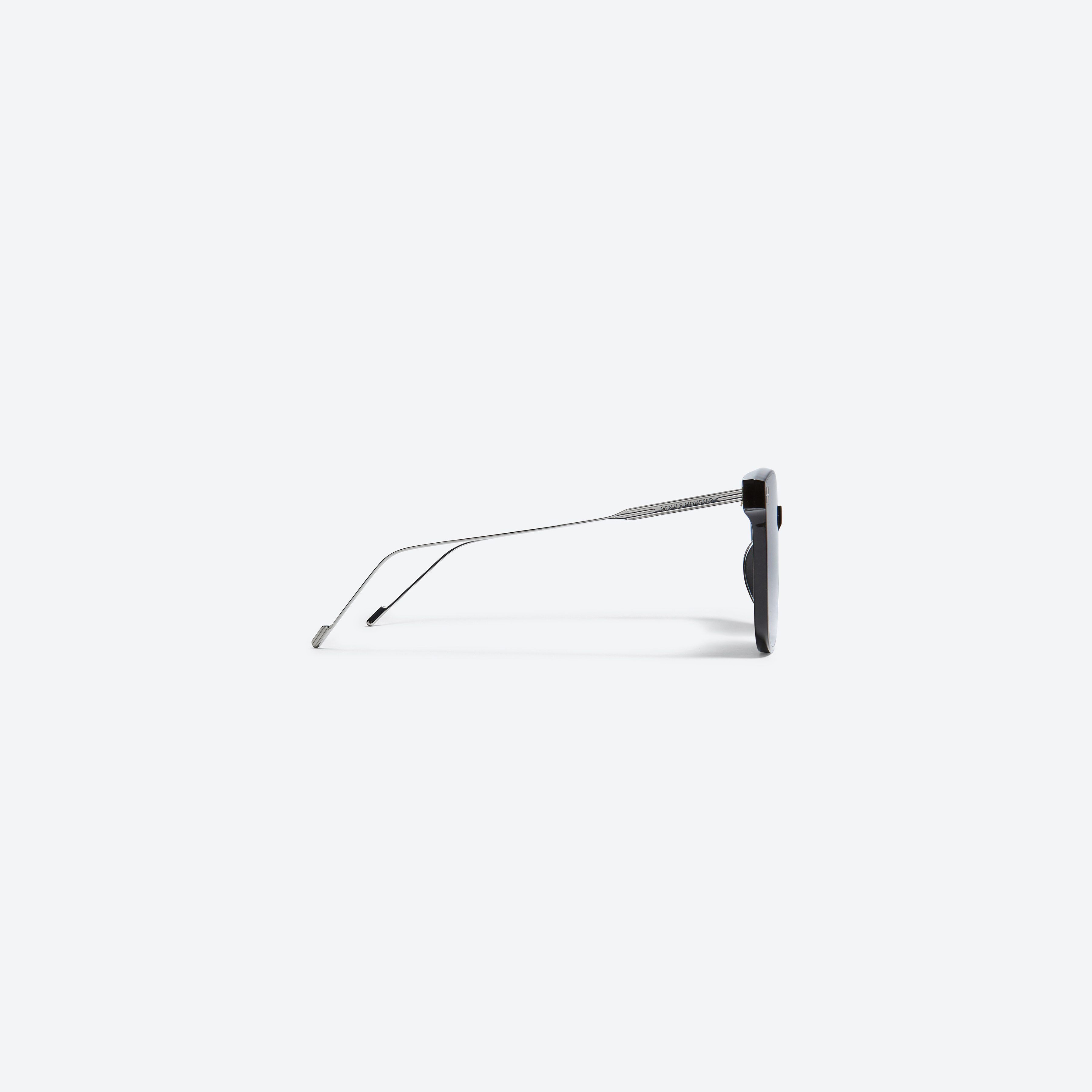 A detailed right view of Gentle Monster Frida.YK 01 Black Mixed framed Square sunglasses.