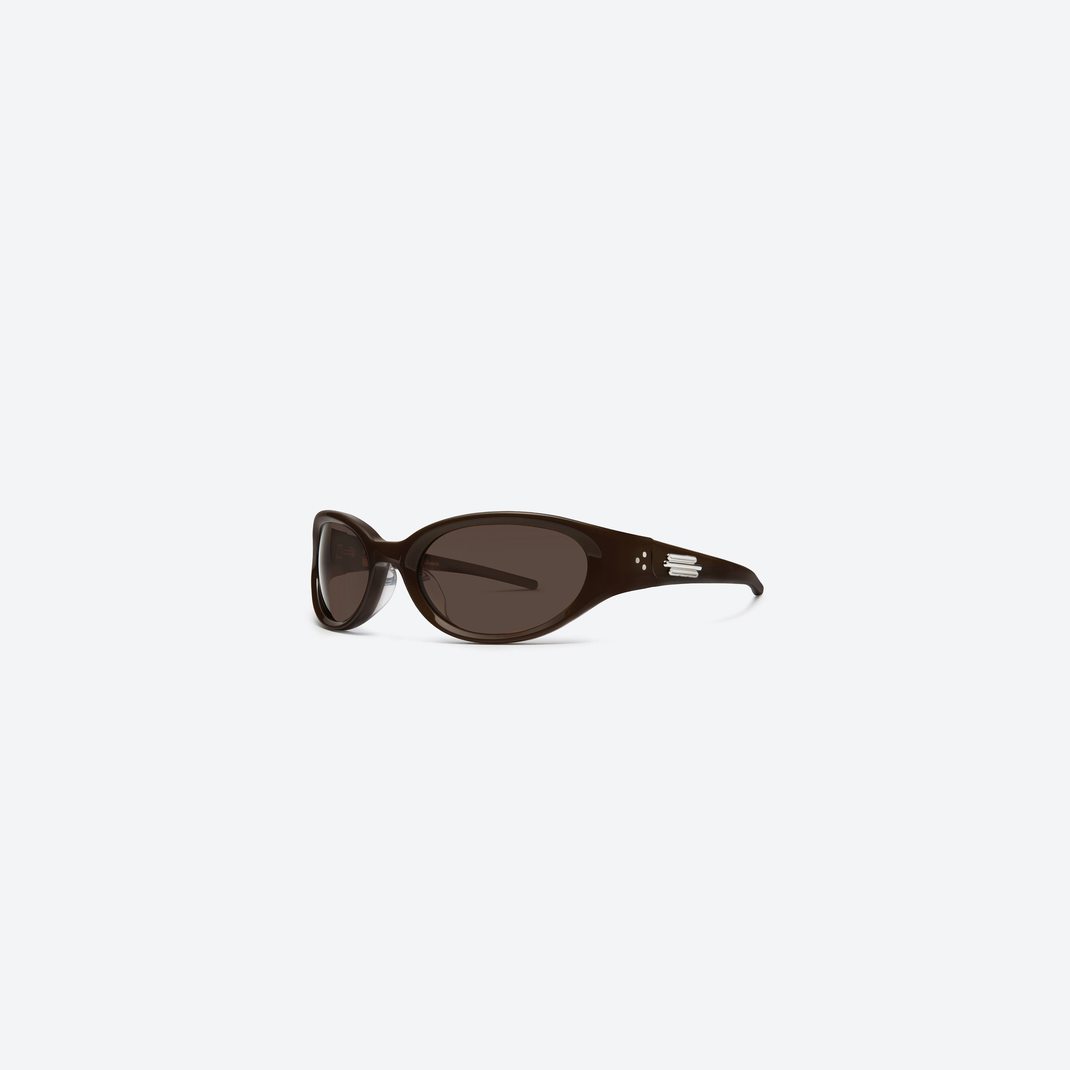 45-degree view of Gentle Monster Jennie - Donut Bun BR3 Brown Acetate framed Wraparound sunglasses.