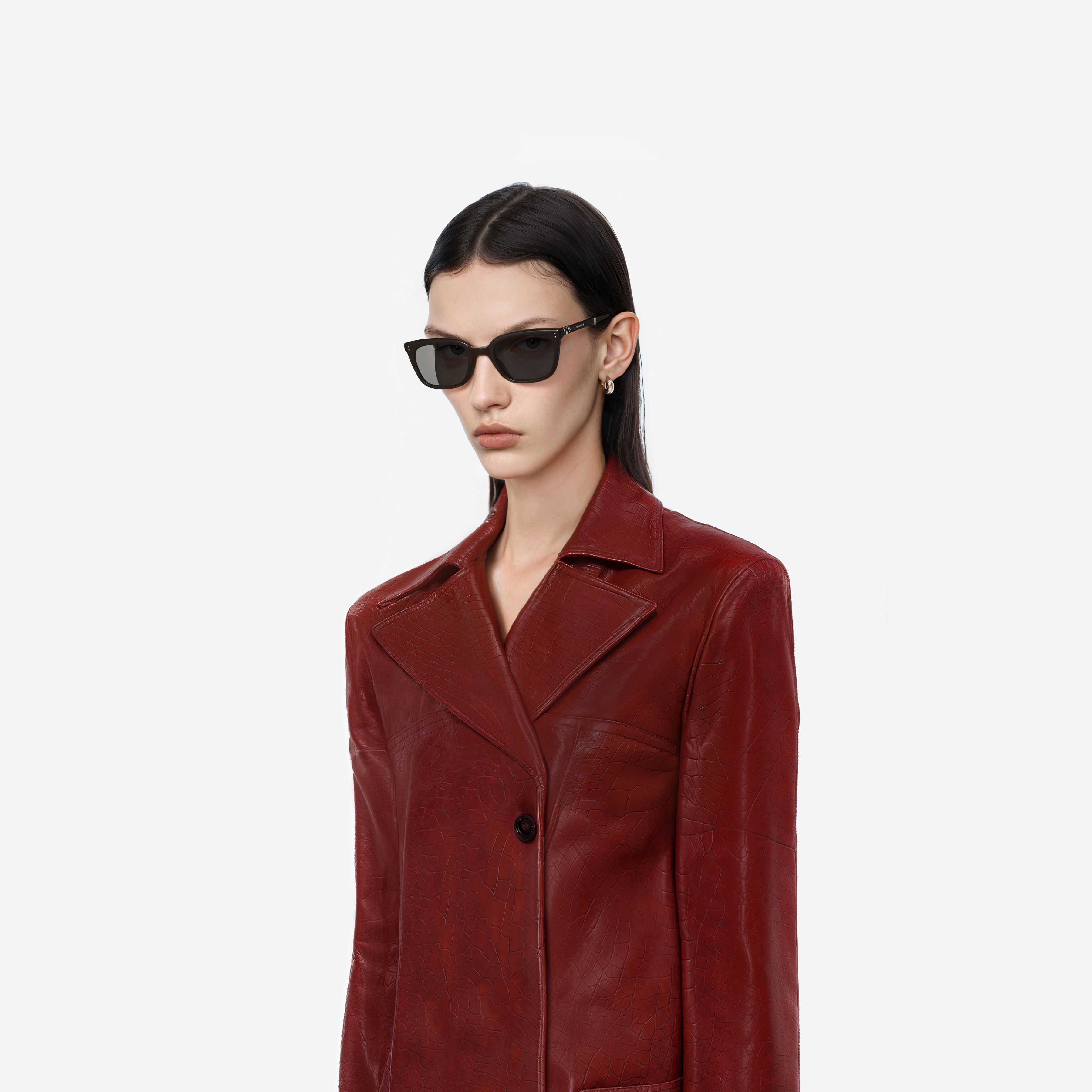Model wearing the MATINY BR3 Brown Mixed framed Square sunglasses.