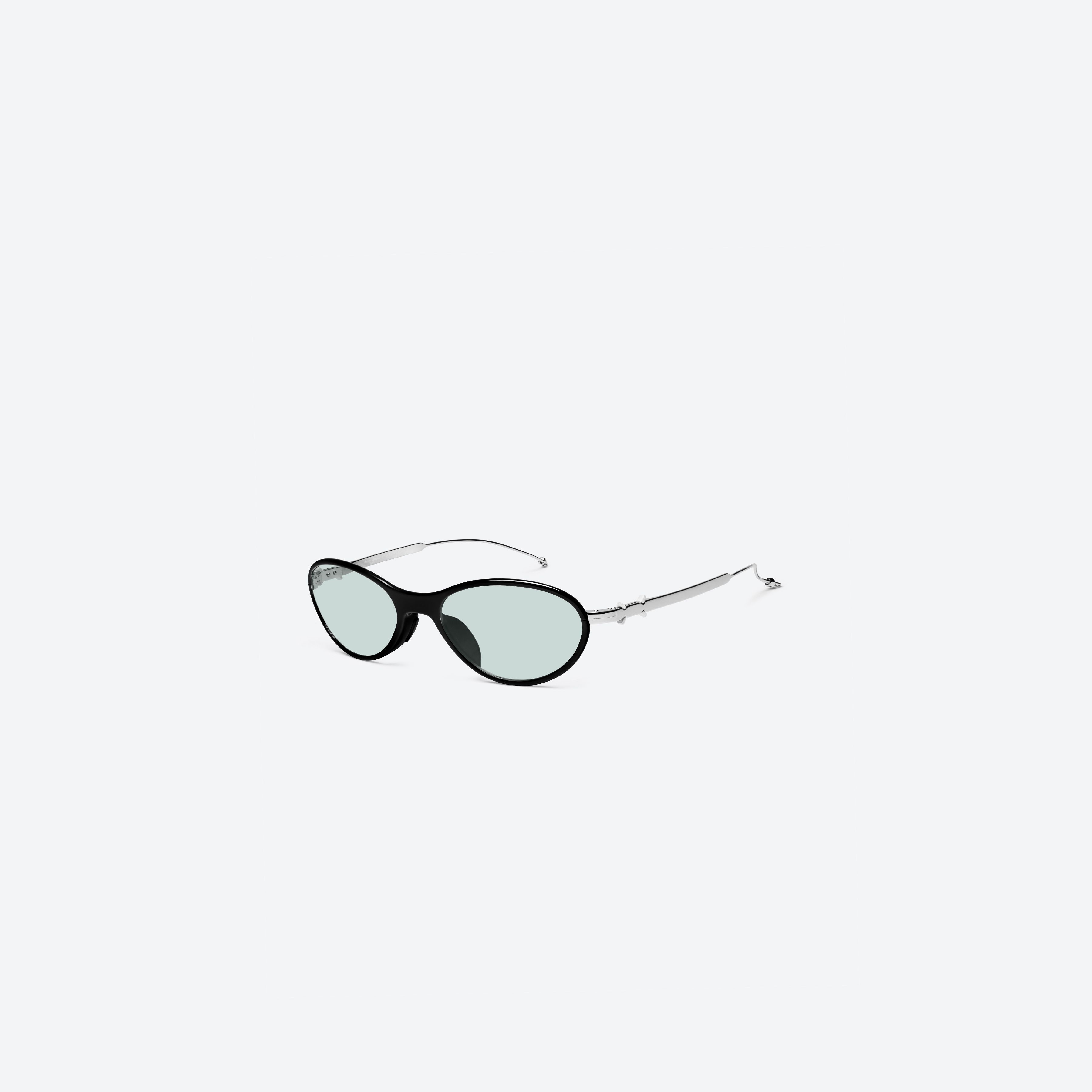 45-degree view of Gentle Monster Maison Margiela - MM320 01 Black Metal framed Aviator sunglasses.