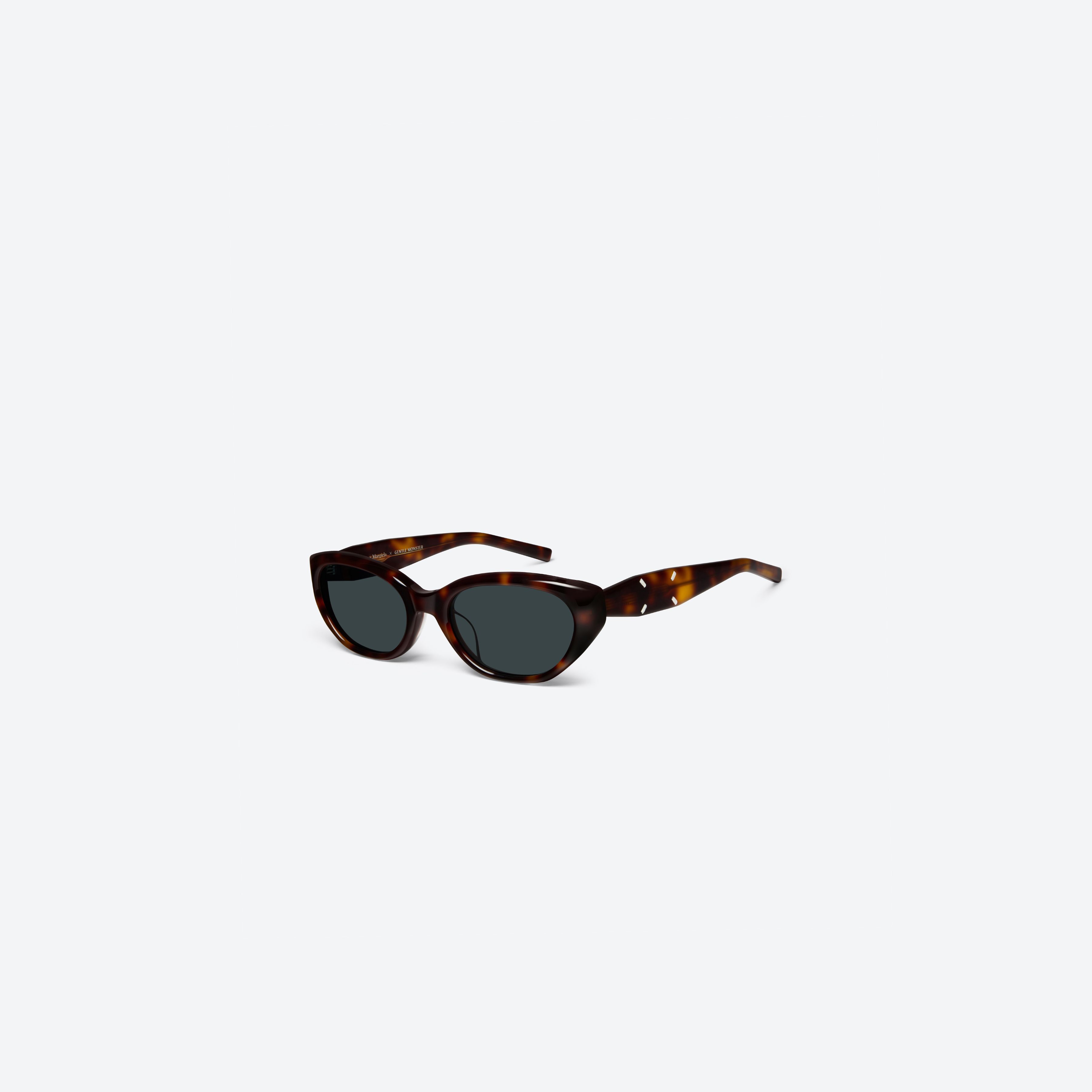 45-degree view of Gentle Monster Maison Margiela - MM305 L2 Tortoise Acetate framed Cat-eye sunglasses.