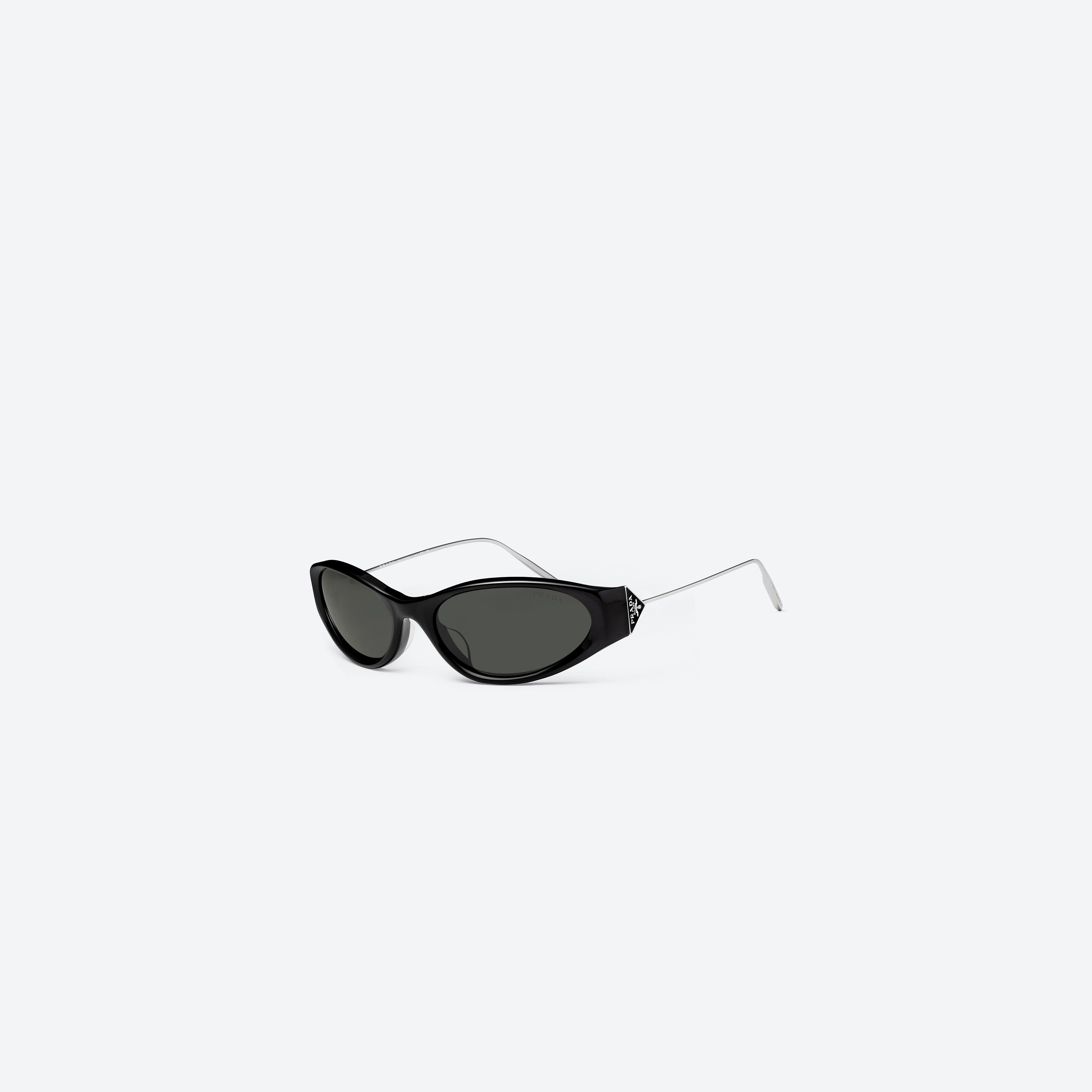 45-degree view of Gentle Monster Prada Gentle Monster 3 01 Black Mixed framed Oval sunglasses.