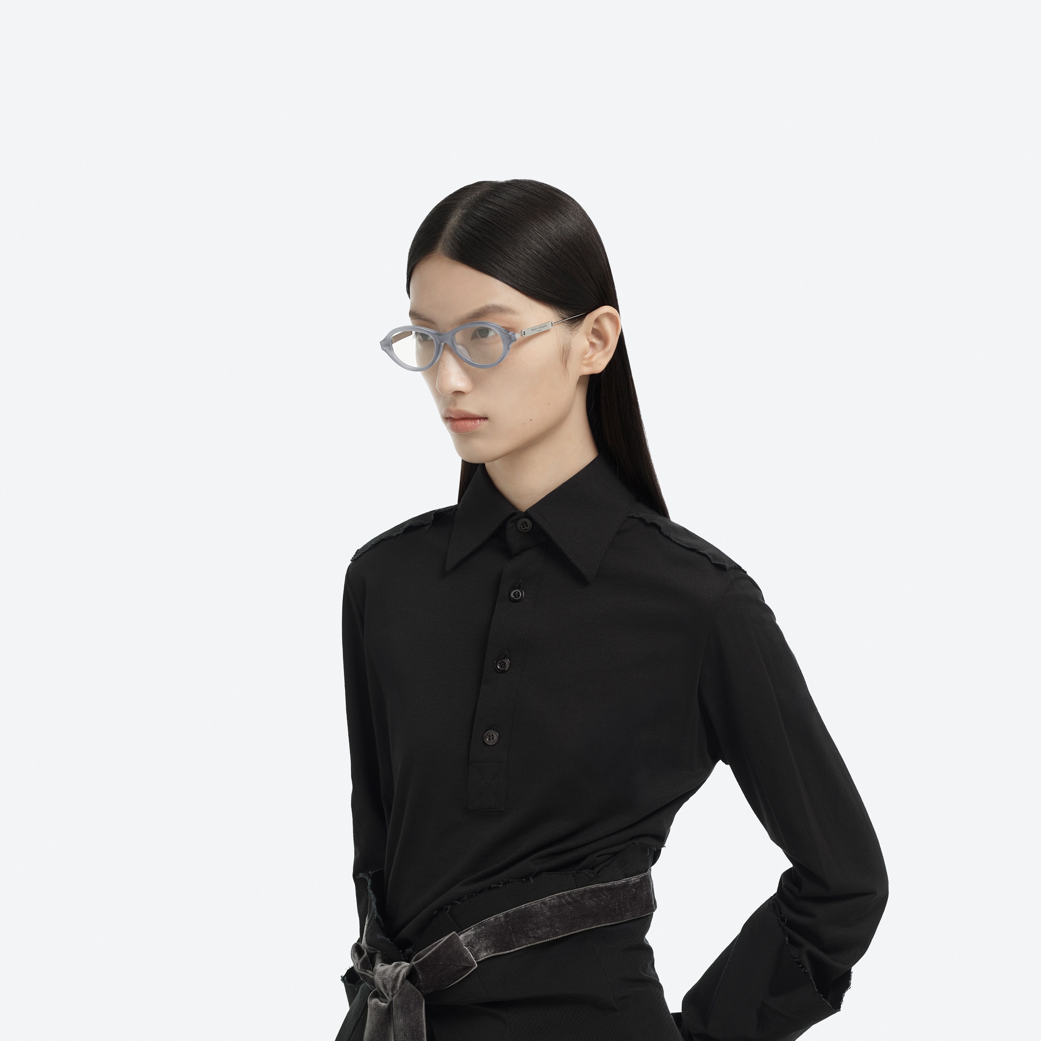 Model wearing the Maison Margiela - MM214 GC11 Gray Mixed framed Round glasses.