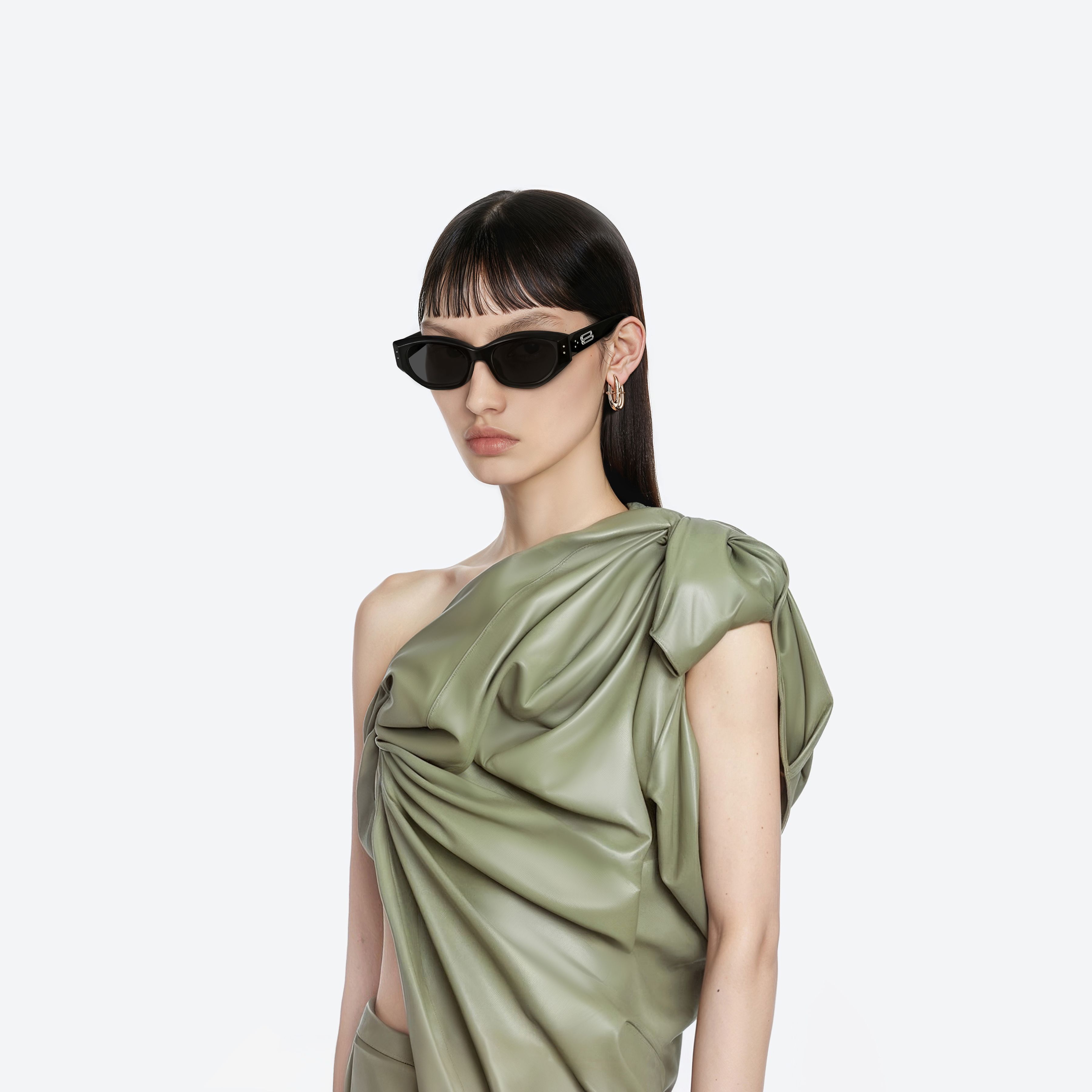 Model wearing the BENVEN 01 Black Acetate framed Oval sunglasses.