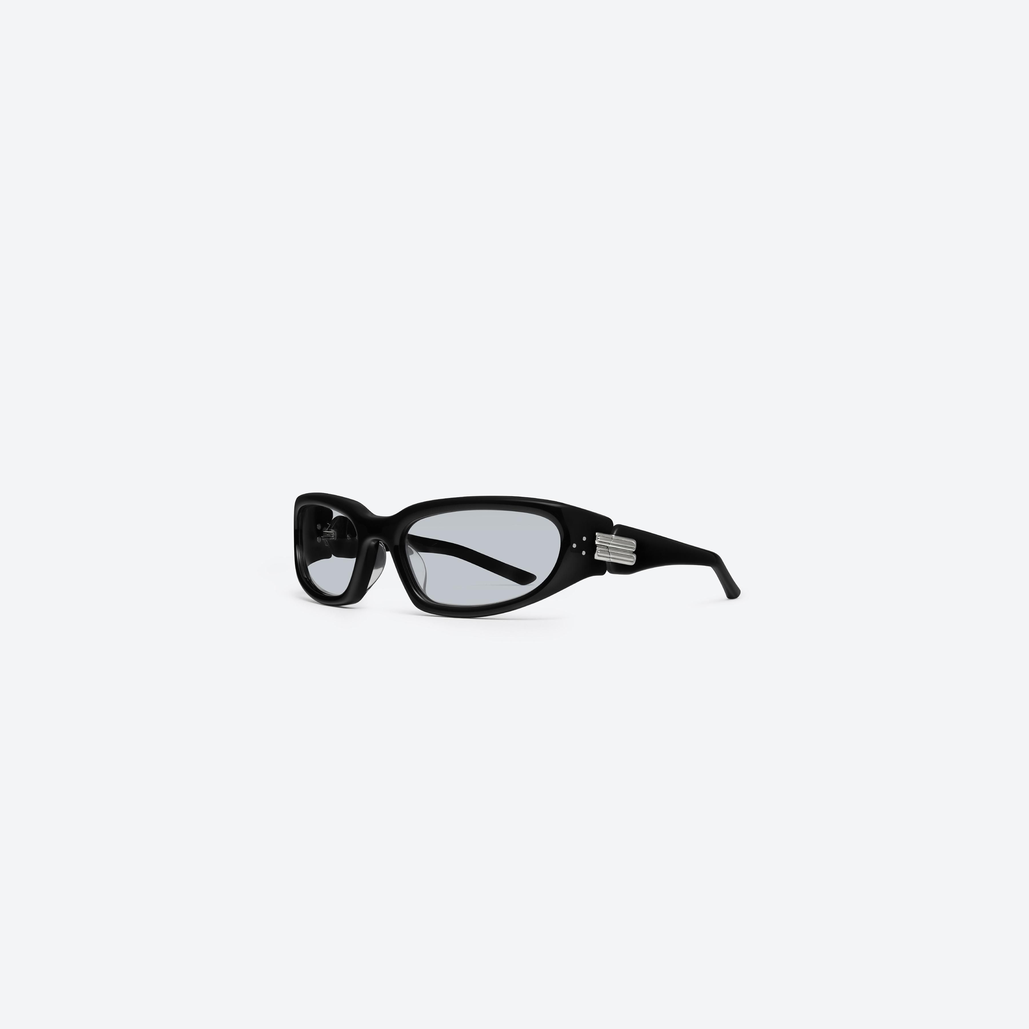 45-degree view of Gentle Monster Memento 01(SM) Black Mixed framed Wraparound sunglasses.