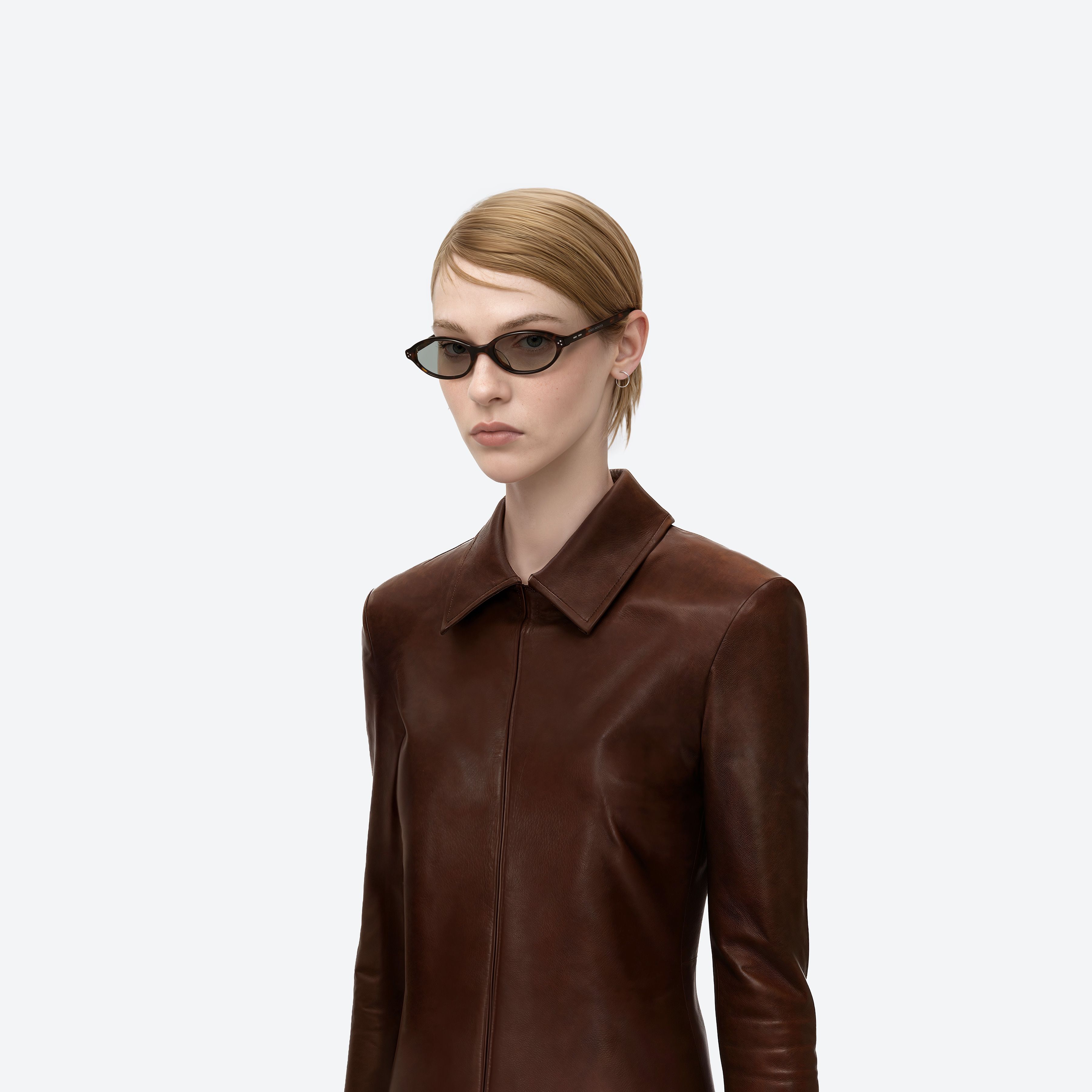 Model wearing the La cha T1 Tortoise Acetate framed Round sunglasses.