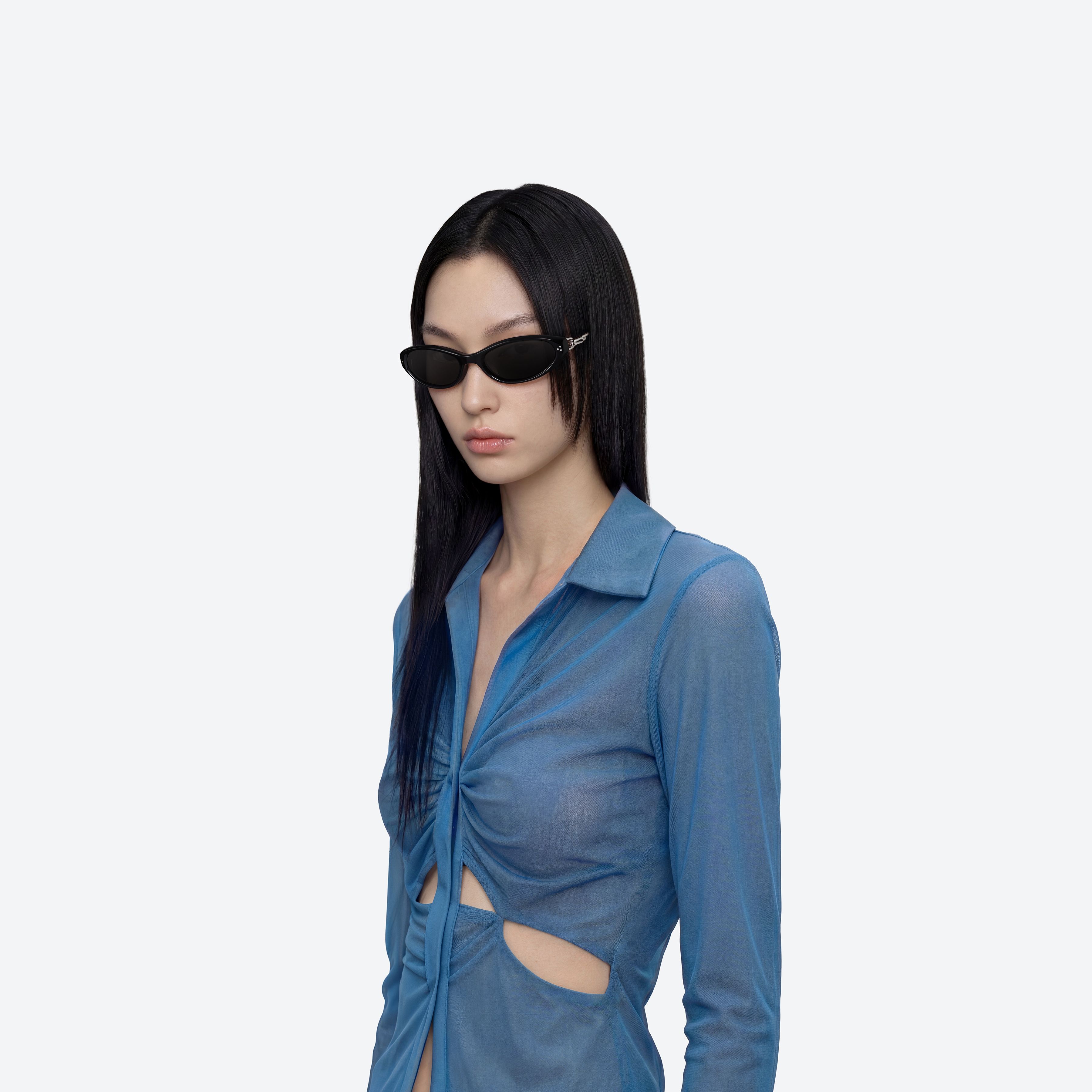 Model wearing the Crepe 01 Black Mixed framed Cat-eye sunglasses.