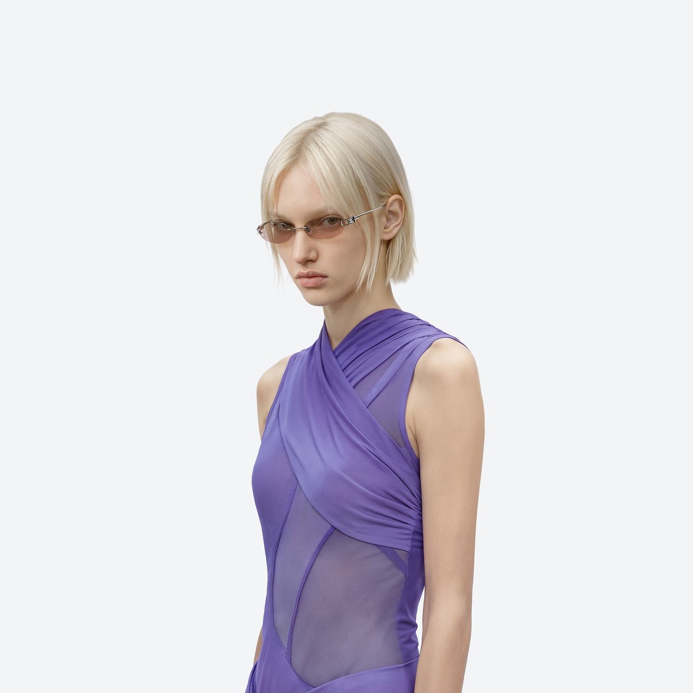 Model wearing the Musubi 02(BRG) Silver Metal framed Oval sunglasses.