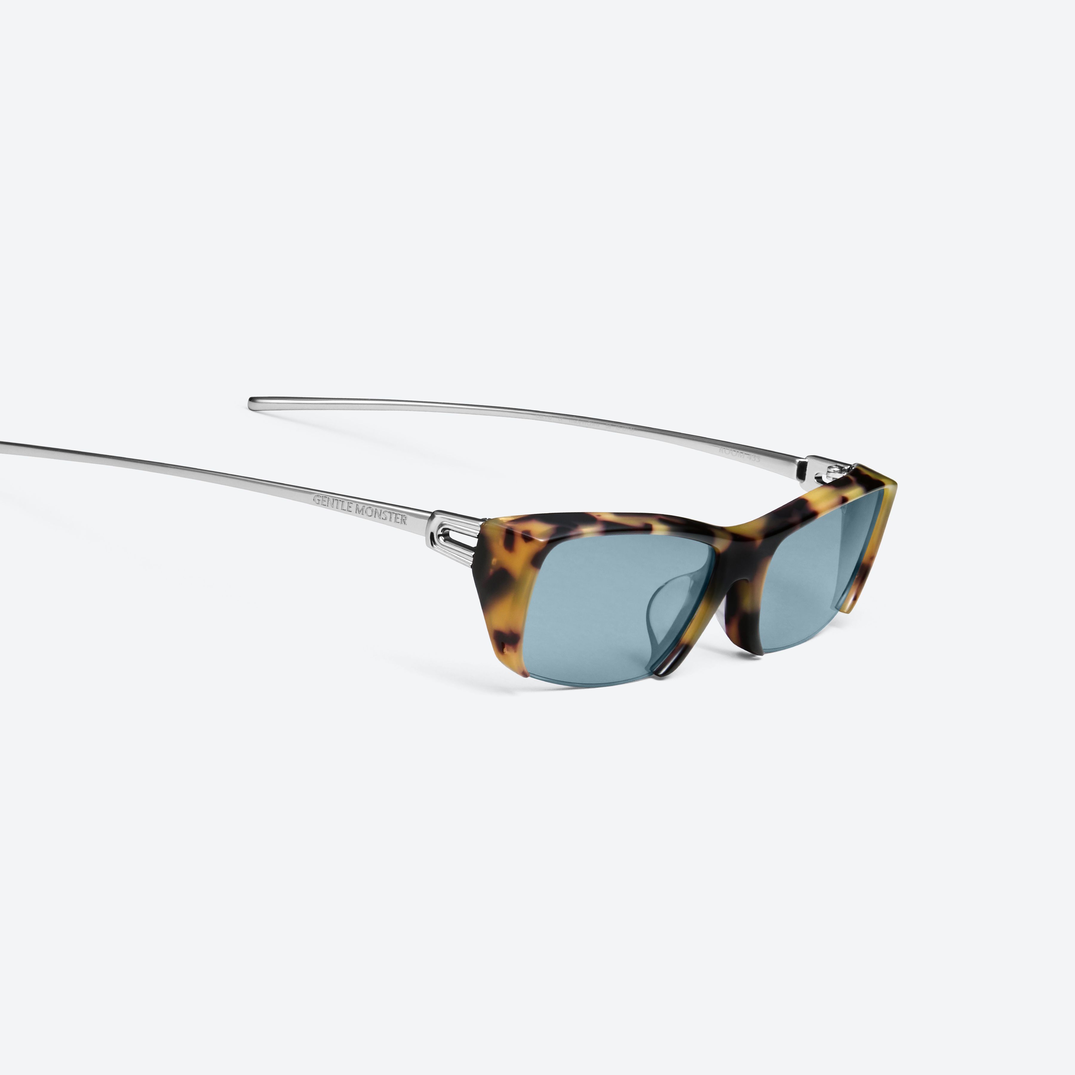 45-degree detailed view of Gentle Monster Room 433 T10 Tortoise Mixed framed Square sunglasses.